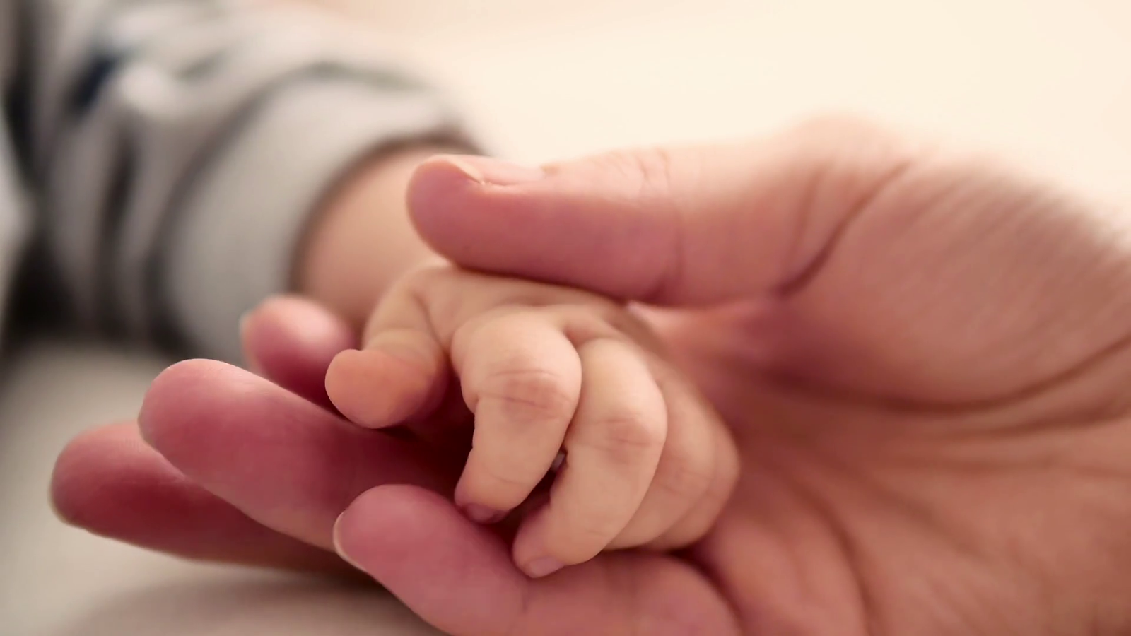 videoblocks-mother-and-her-newborn-baby-parent-holding-newborns-hand-happy-mother-and-baby-together-maternity-and-parenthood-concept_scuzsqogz_thumbnail-1080_01